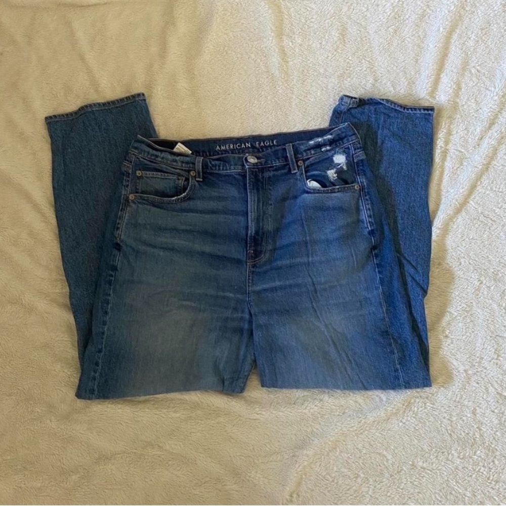 American Eagle High-Rise Mom-Jeans